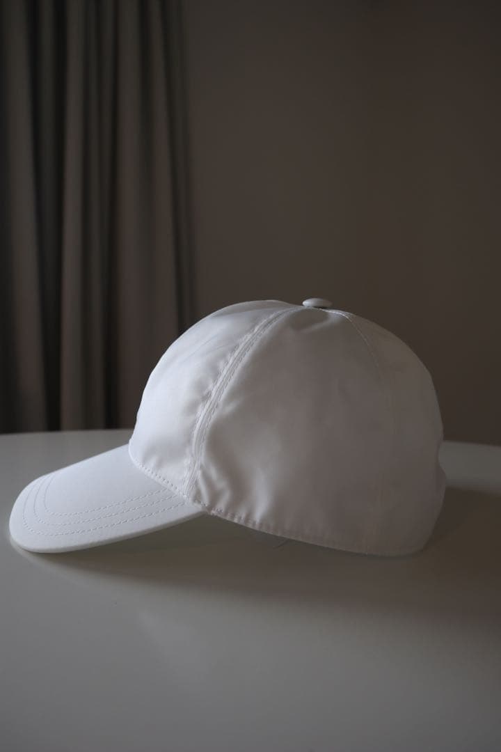 PRADA ホワイト ベースボールキャップ