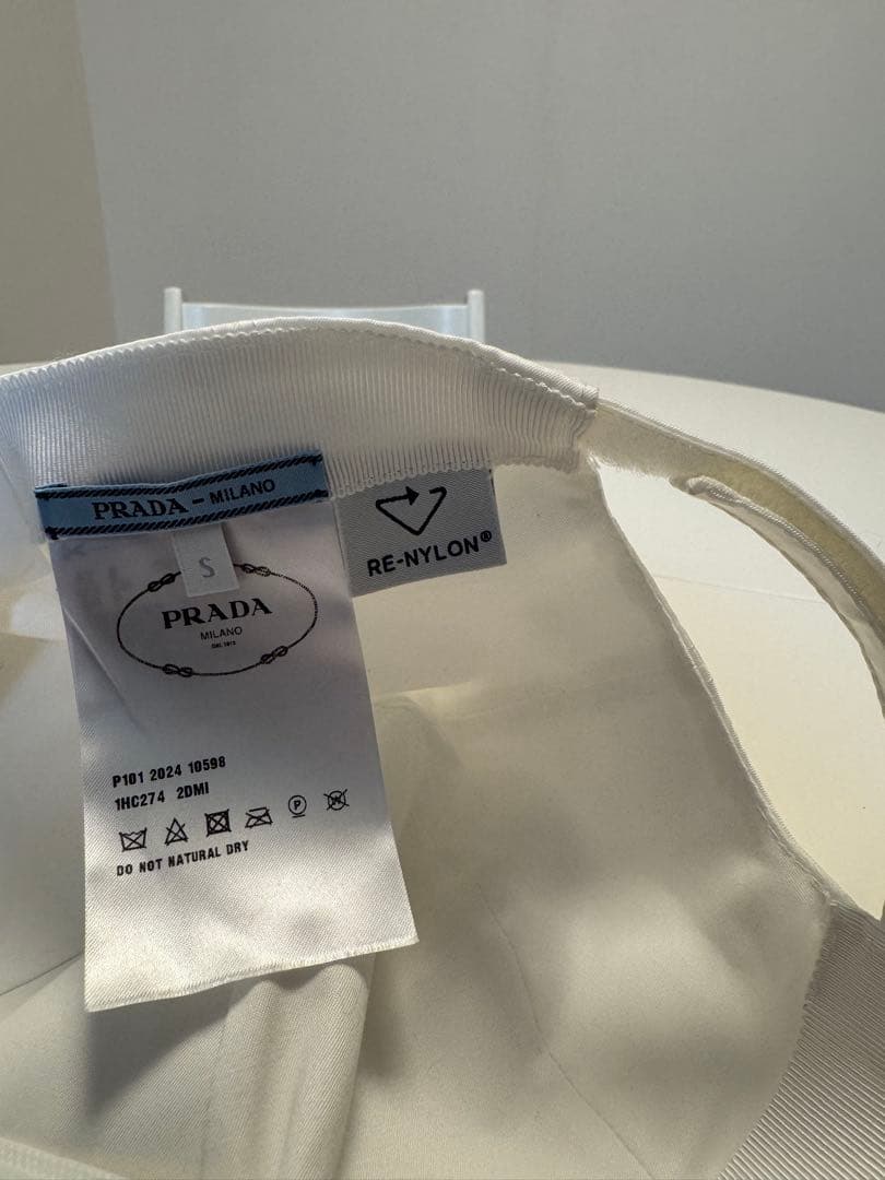 PRADA ホワイト ベースボールキャップ