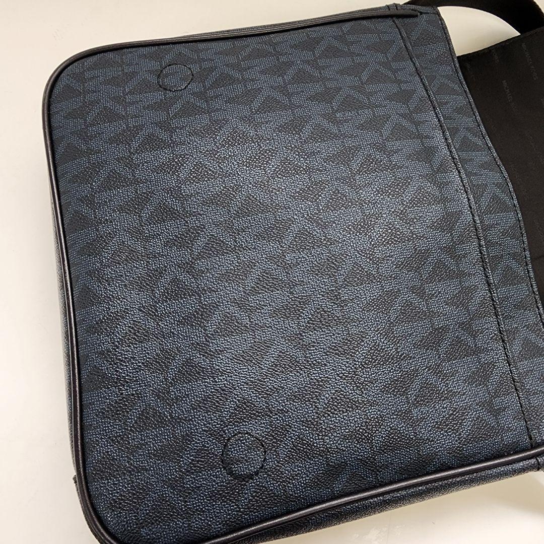 【美品】マイケルコース メッセンジャーバッグ ネイビー系 シグネチャー柄