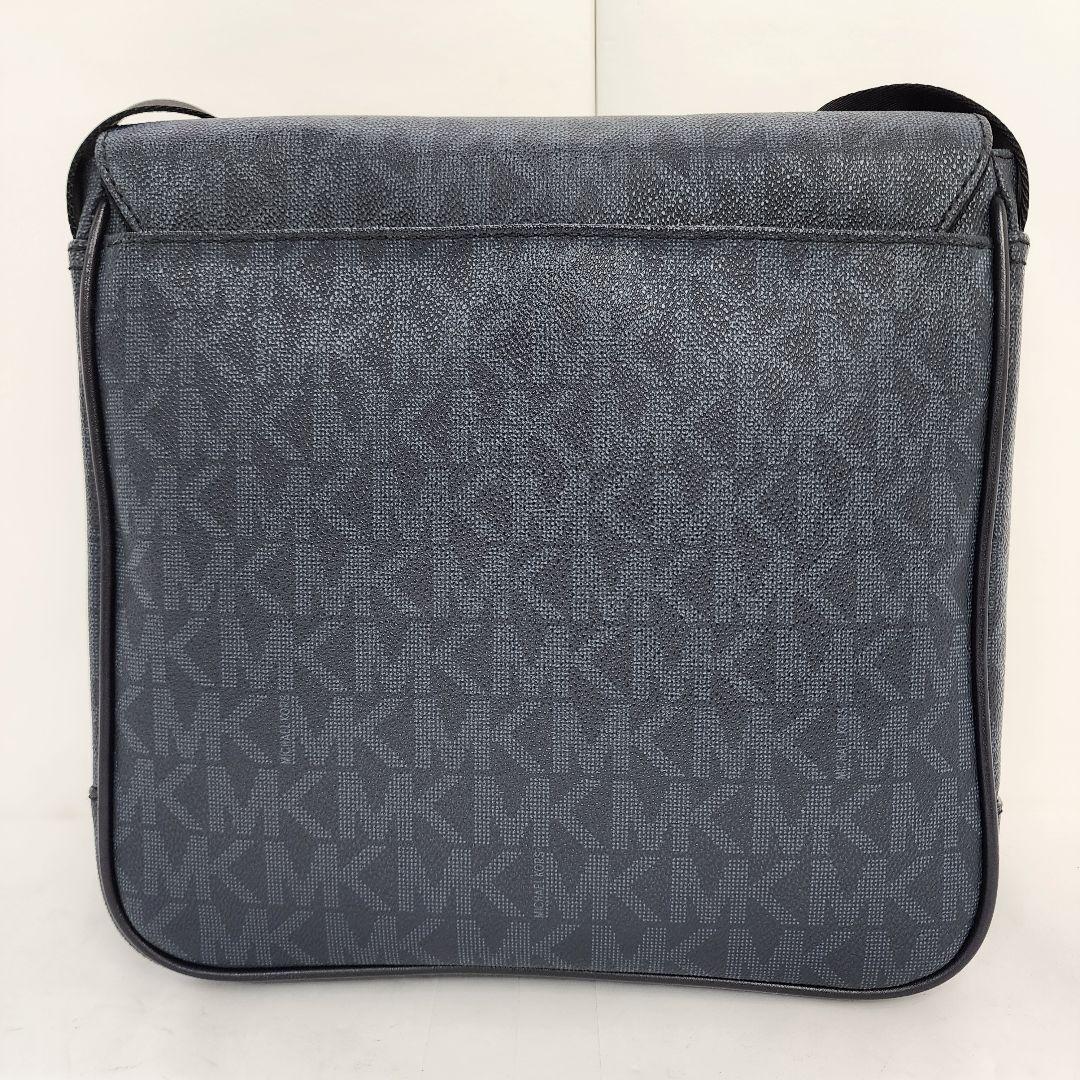 【美品】マイケルコース メッセンジャーバッグ ネイビー系 シグネチャー柄
