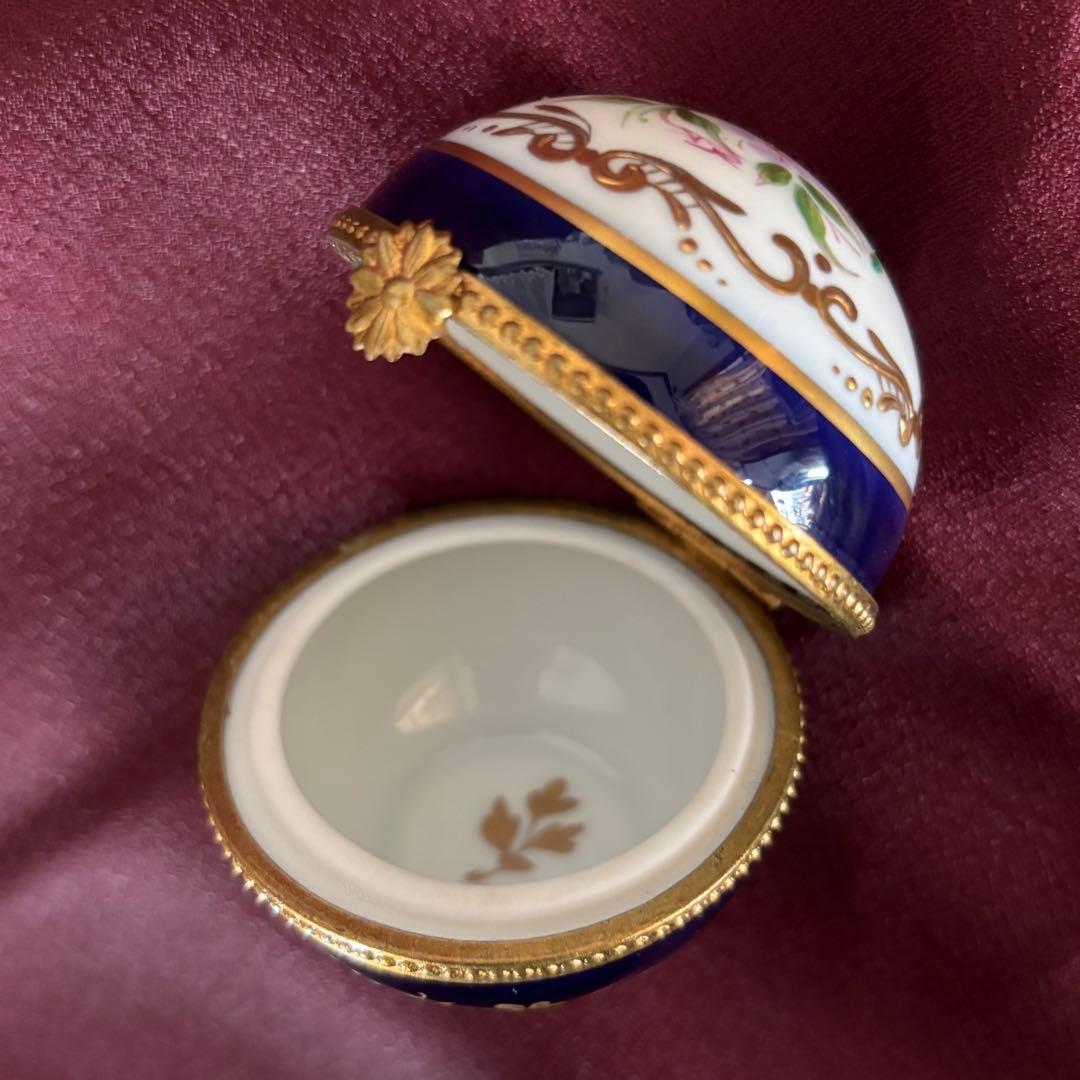 リモージュボックス　ヒンジ付き 手描き 小物入れ　上品な瑠璃紺と優美な金盛り