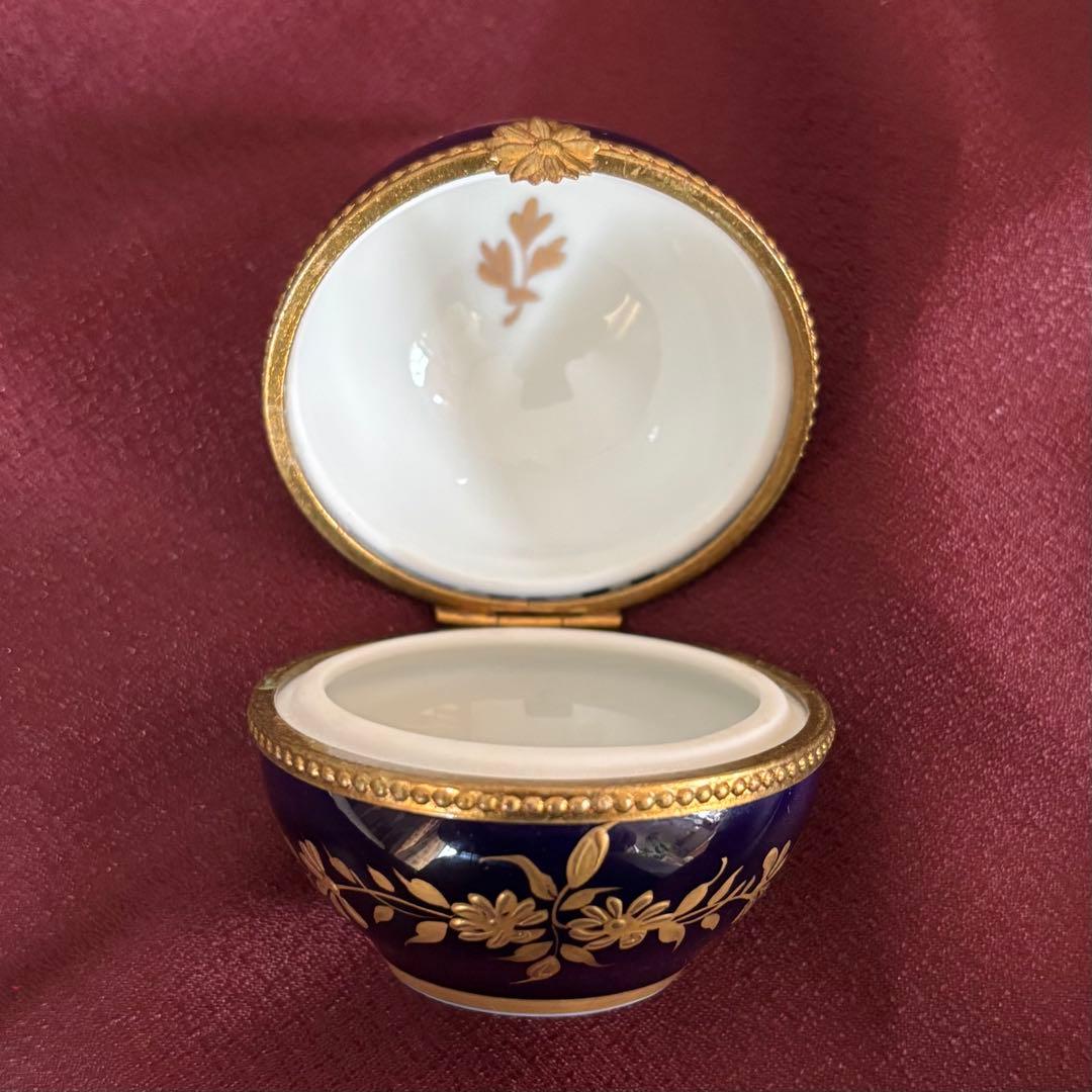 リモージュボックス　ヒンジ付き 手描き 小物入れ　上品な瑠璃紺と優美な金盛り