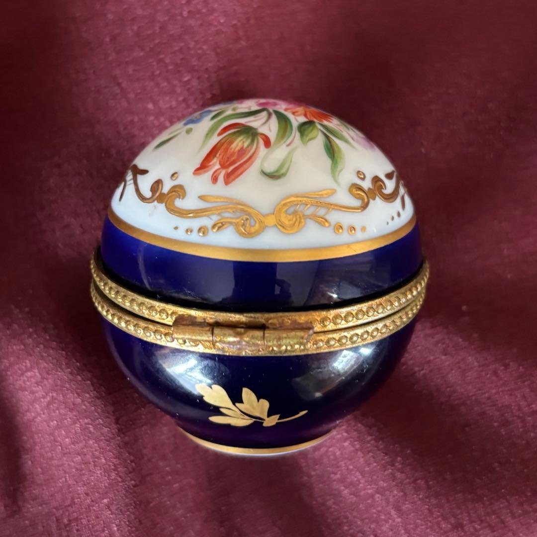 リモージュボックス　ヒンジ付き 手描き 小物入れ　上品な瑠璃紺と優美な金盛り