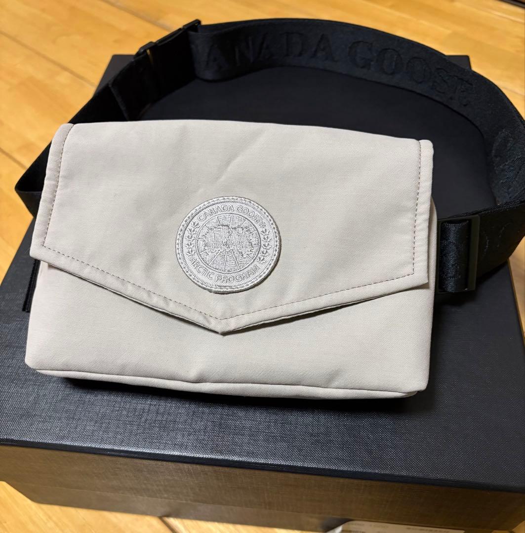 美品　カナダグース　ショルダーバッグ　ウエストポーチ　ボディーバッグ　ベージュ系