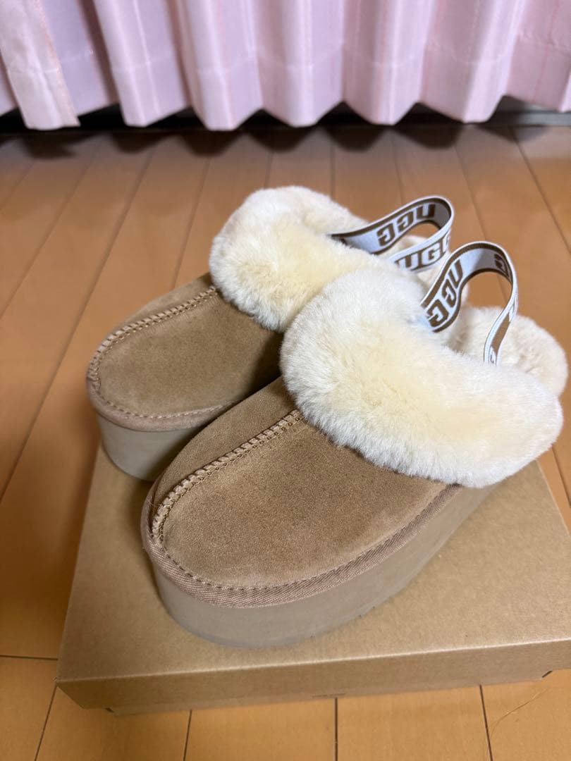 美品　UGG ベージュ ムートンブーツ　スリッポン