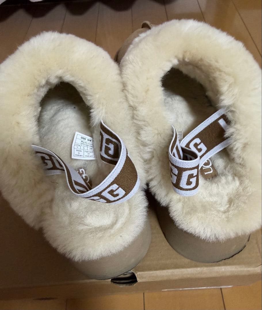 美品　UGG ベージュ ムートンブーツ　スリッポン