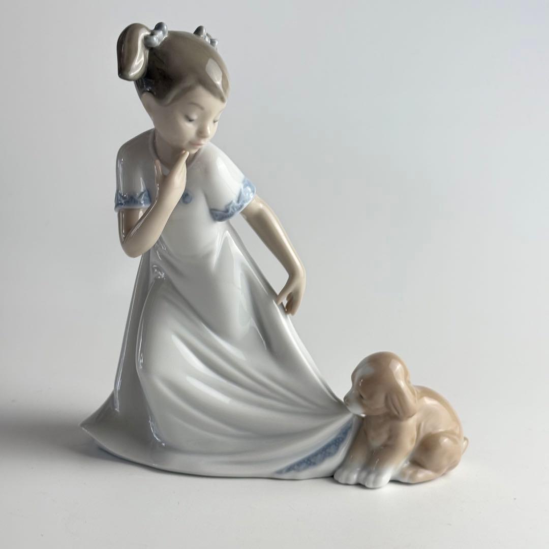 NAO リヤドロ ナオ ひっぱらないで 1434 女の子 子犬 フィギュリン