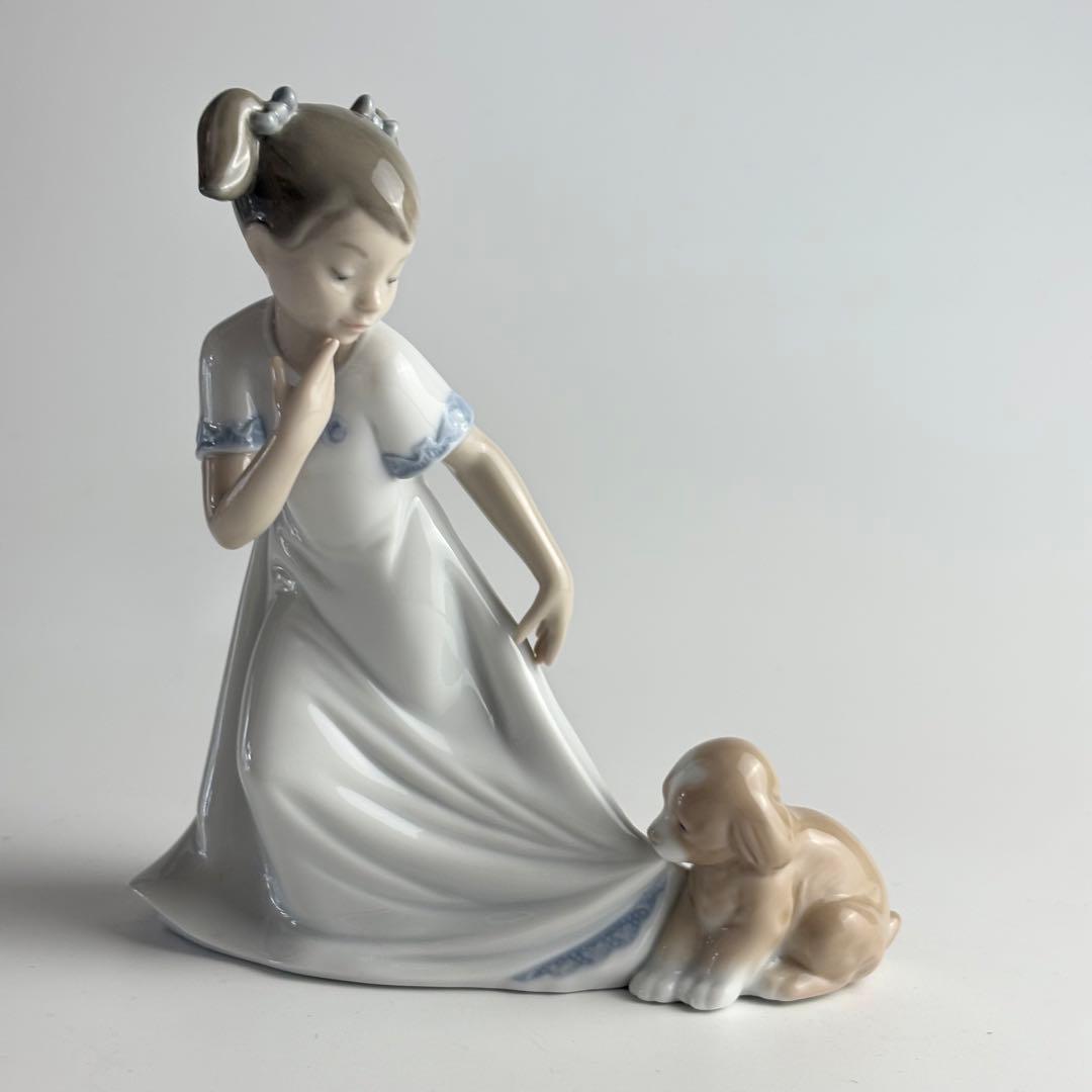 NAO リヤドロ ナオ ひっぱらないで 1434 女の子 子犬 フィギュリン