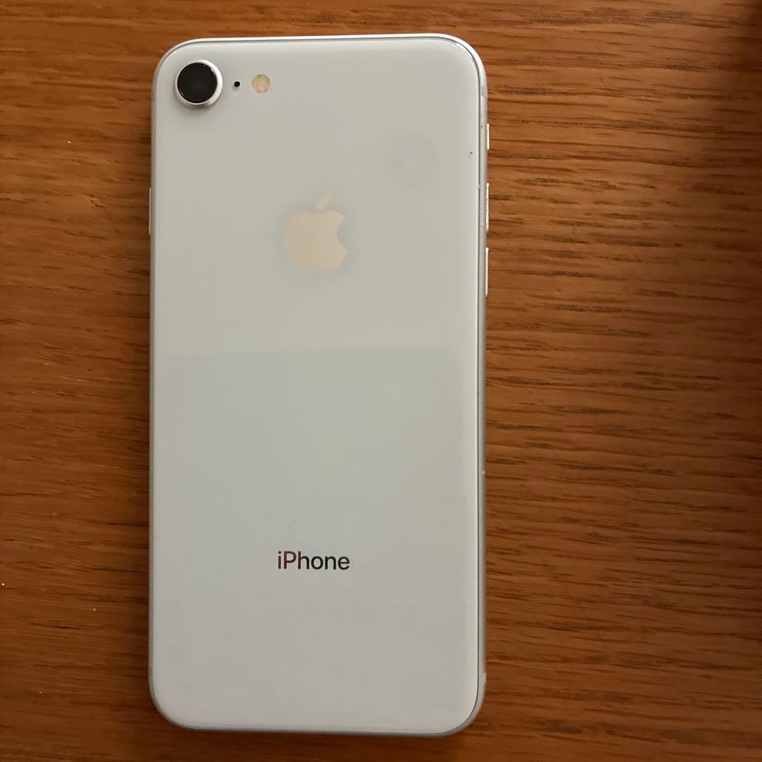Apple iPhone 8 64GB シルバー本体美品ケーブルアダプタケース付