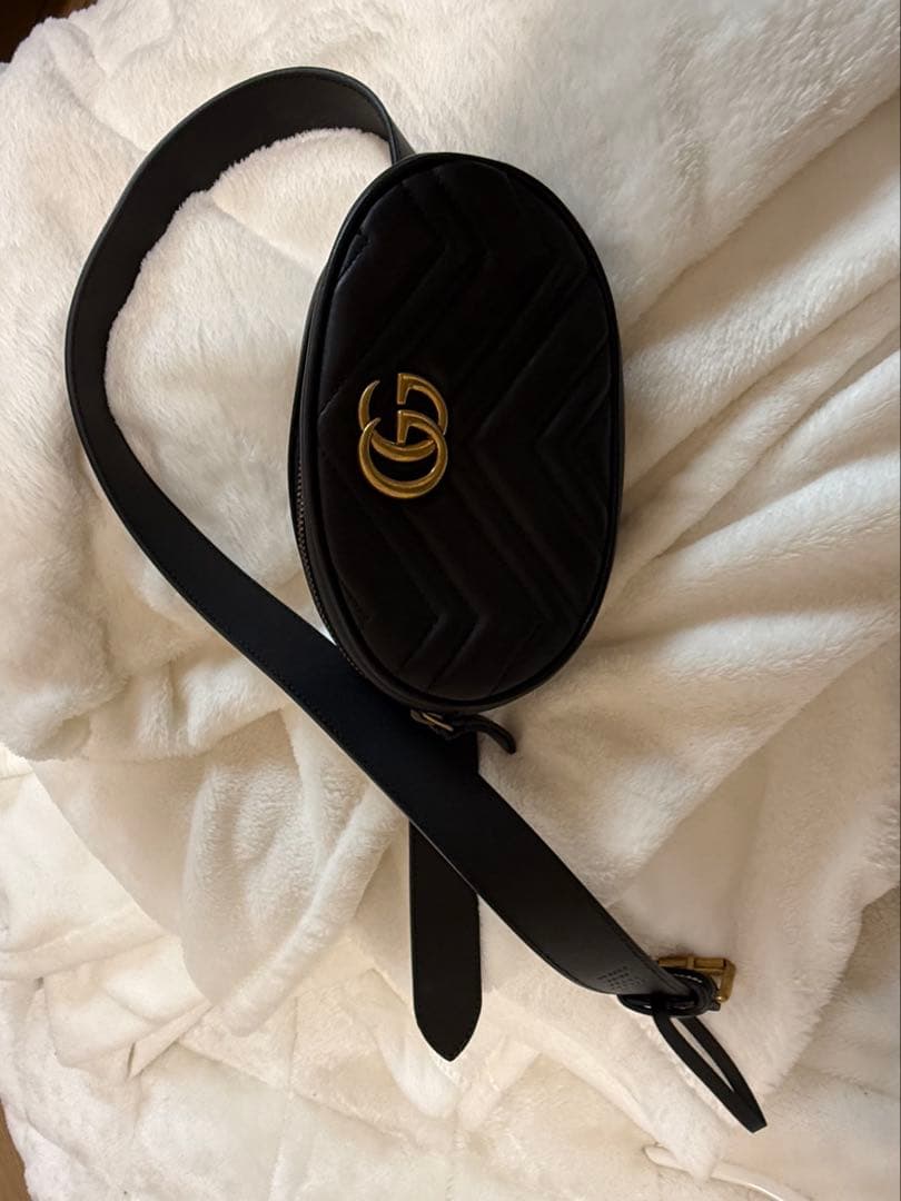 黒いキルティングボディバッグ