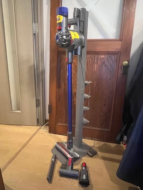 Dyson V7／コードレス掃除機 フルセット　スタンド付　訳あり　USED