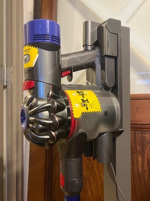 Dyson V7／コードレス掃除機 フルセット　スタンド付　訳あり　USED