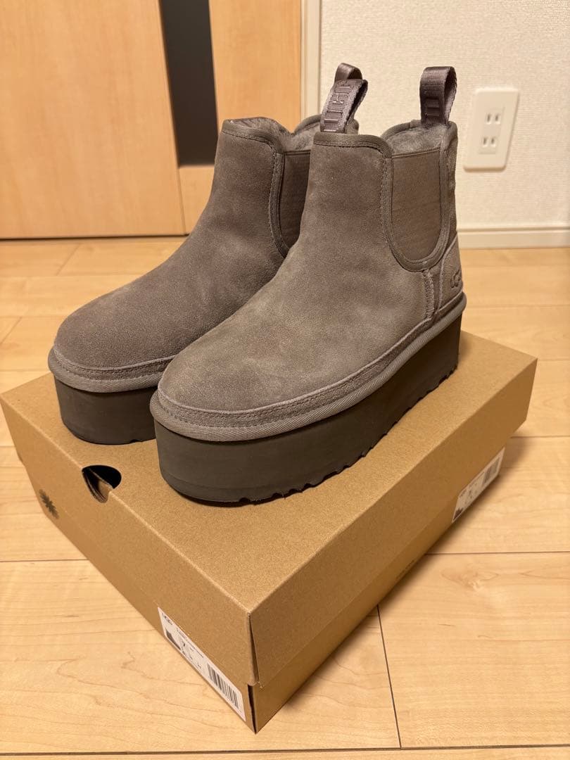 UGG NEUMEL PLATFORM CHELSEA アグ ムートンブーツ
