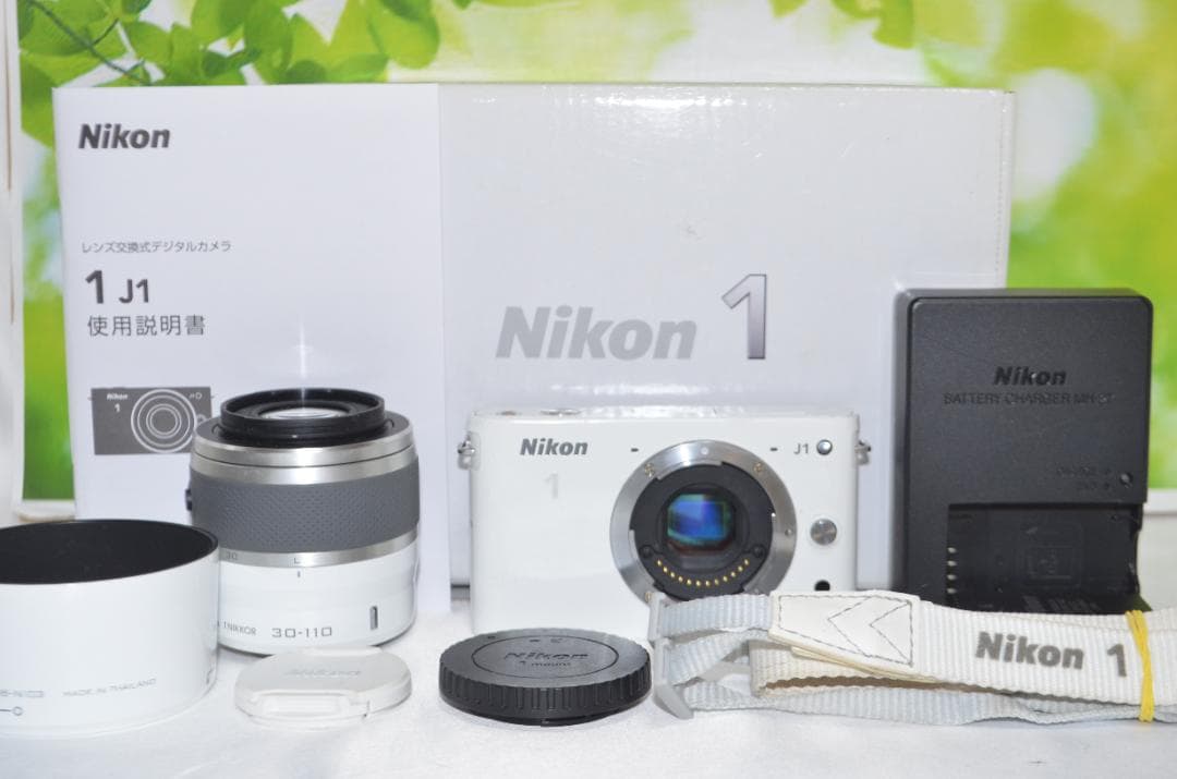 美品⭐️コンパクトミラーレスカメラ⭐️大人気ホワイト⭐️ ニコン　J1