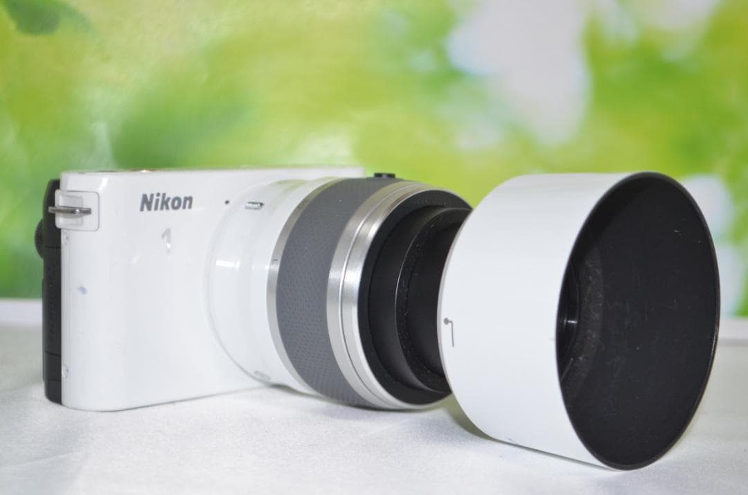 美品⭐️コンパクトミラーレスカメラ⭐️大人気ホワイト⭐️ ニコン　J1