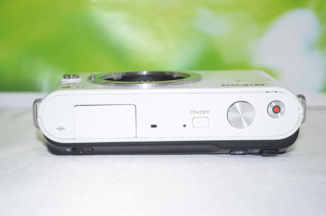 美品⭐️コンパクトミラーレスカメラ⭐️大人気ホワイト⭐️ ニコン　J1