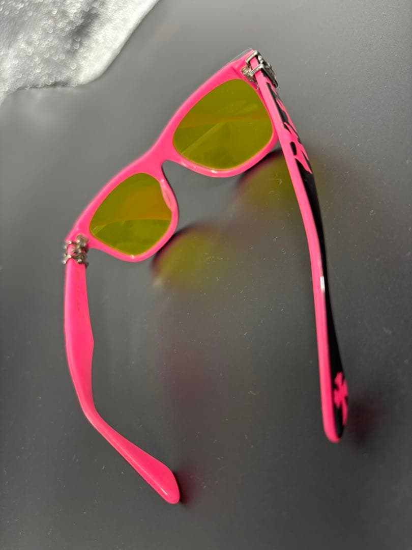 CHROME HEARTSアイウェア　劇渋　ブラック×ピンクのサングラス