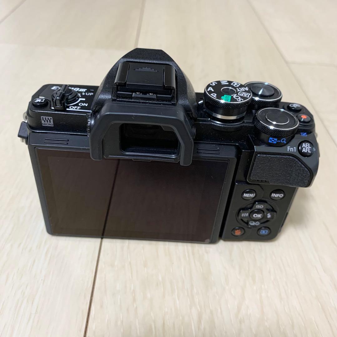 OLYMPUS OM-D E-M10 Mark III 本体とレンズセット