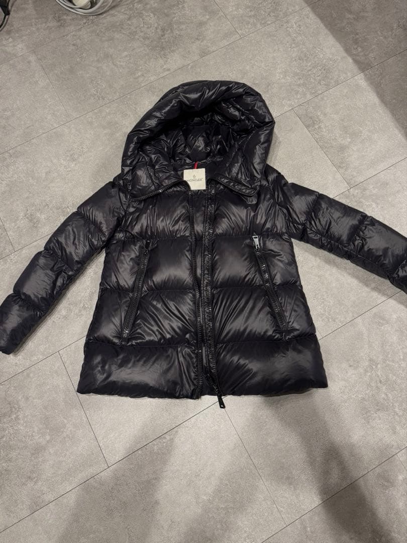MONCLER ダウンジャケット 黒 フード付き