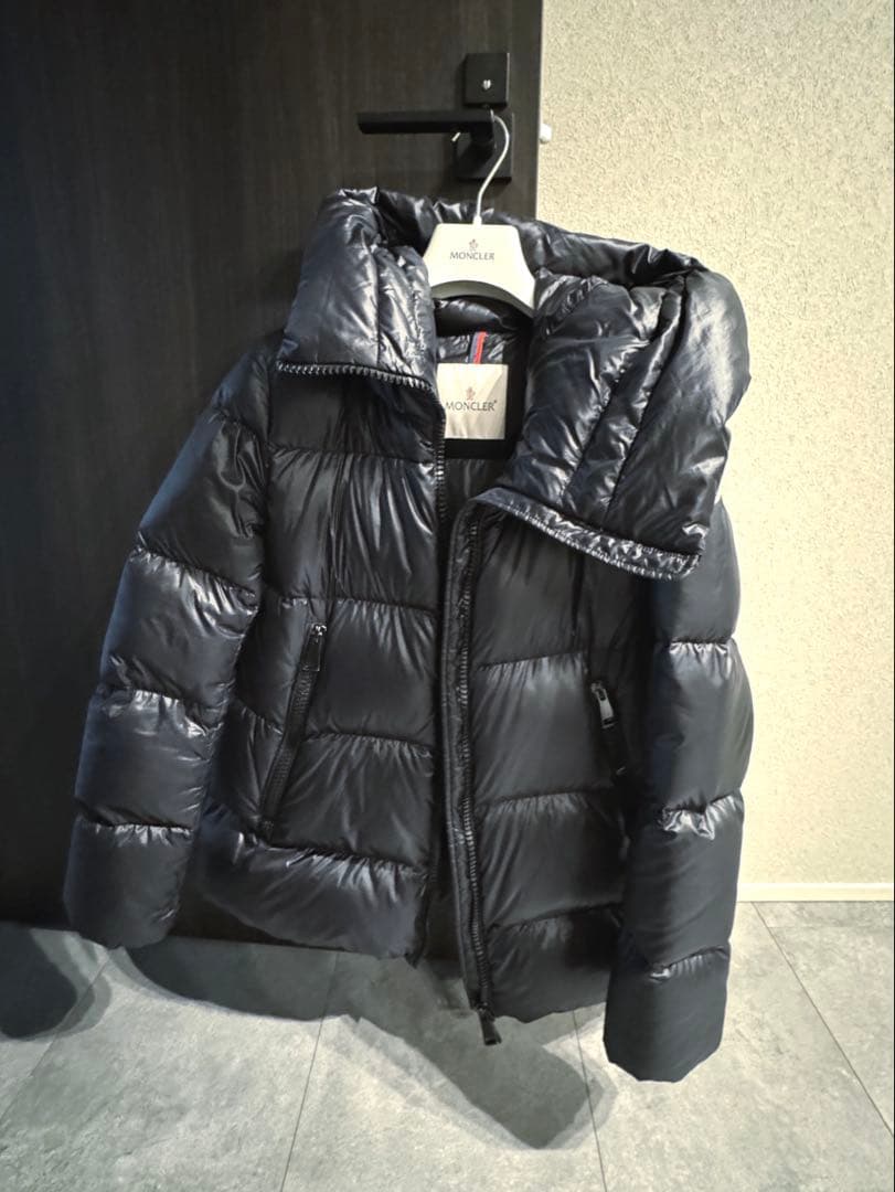MONCLER ダウンジャケット 黒 フード付き