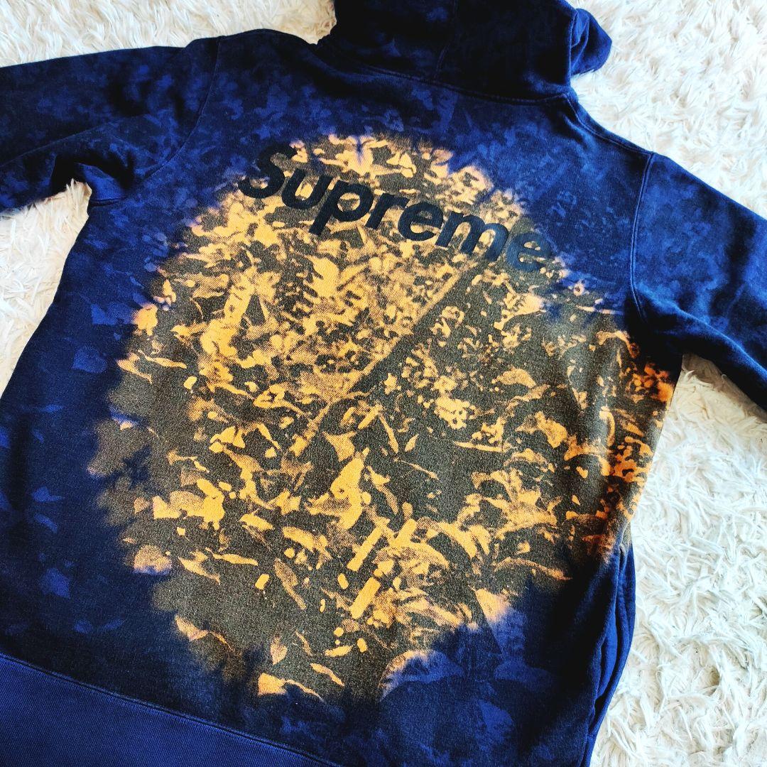 シュプリーム パーカー プルオーバー ビッグロゴ プリント カモフラ 人物