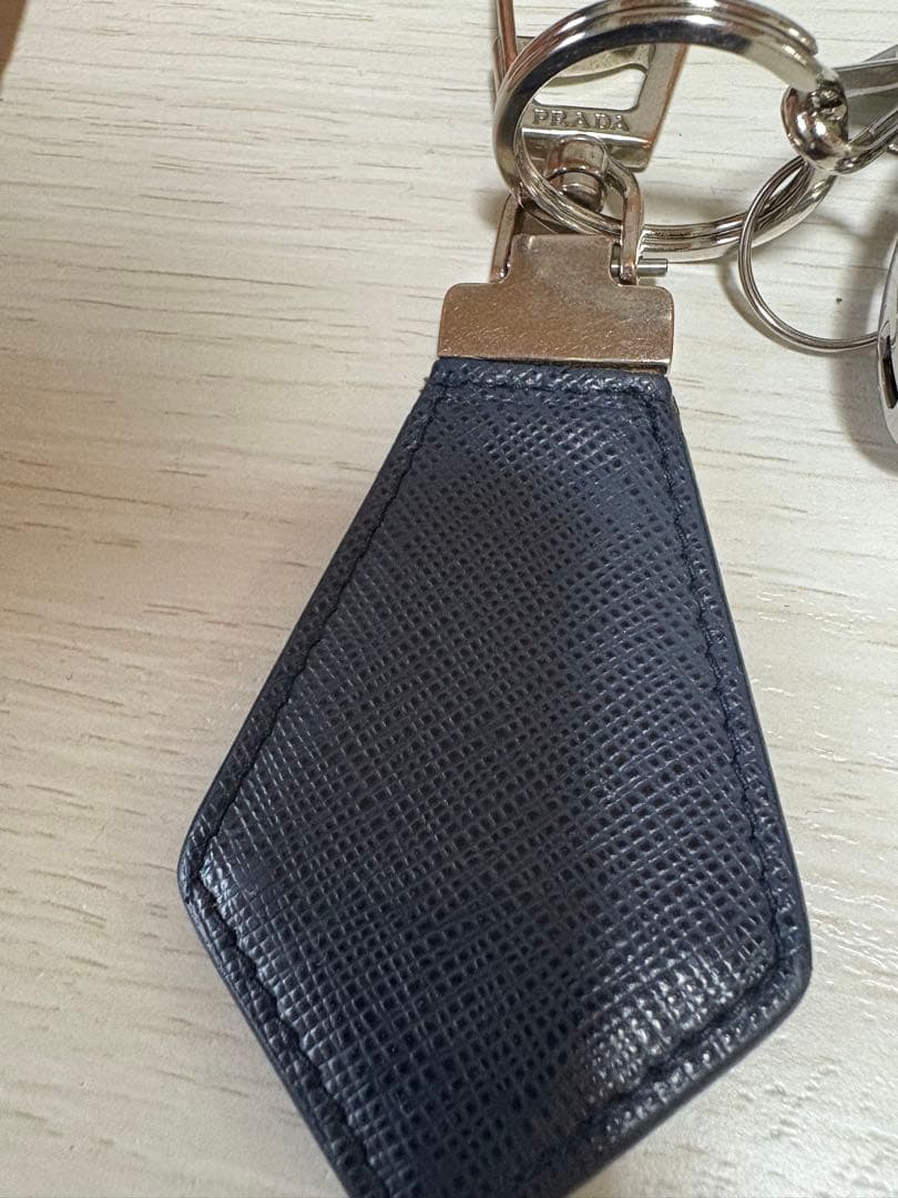 パ*ボ様 プラダ キーリング キーホルダー サフィアーノレザー トライアングル