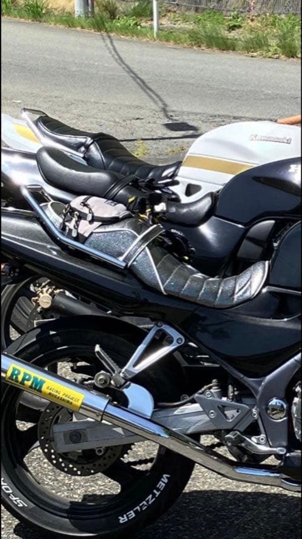 田*盛様 バリオスのブラックシート　あんこ抜き　銀のラメ加工　白のライン　バイク