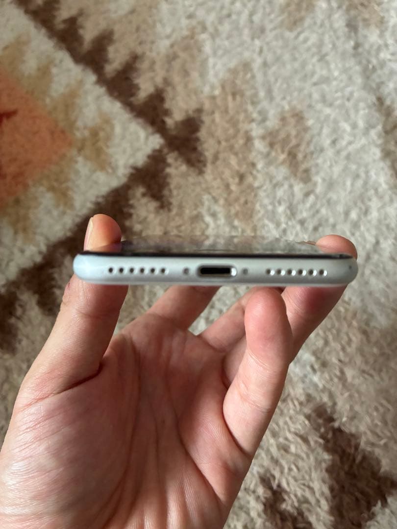 Apple iPhone SE (第2世代) ホワイト　128GB 値引き不可