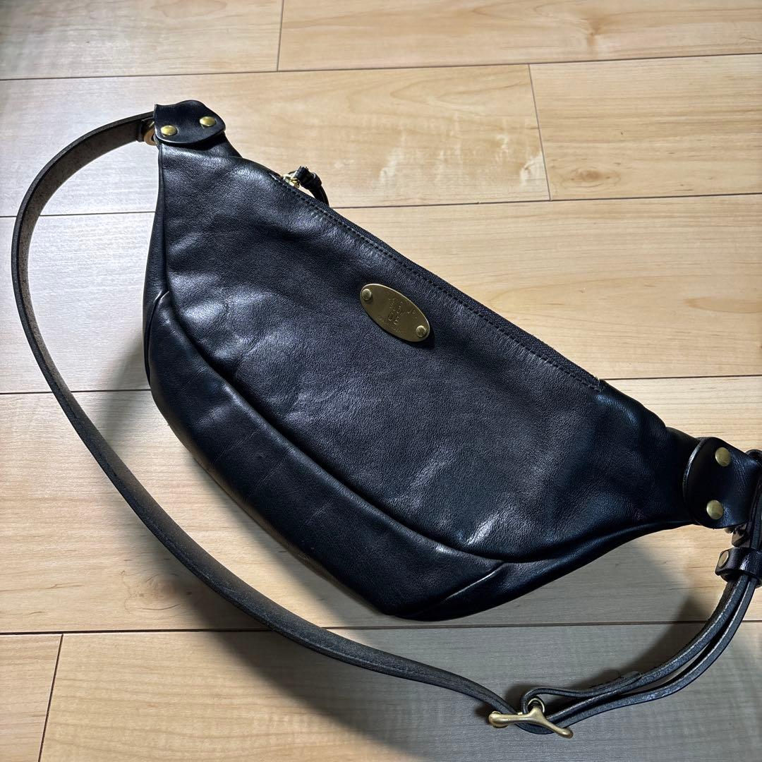 SLOW 黒レザー ボディバッグ
