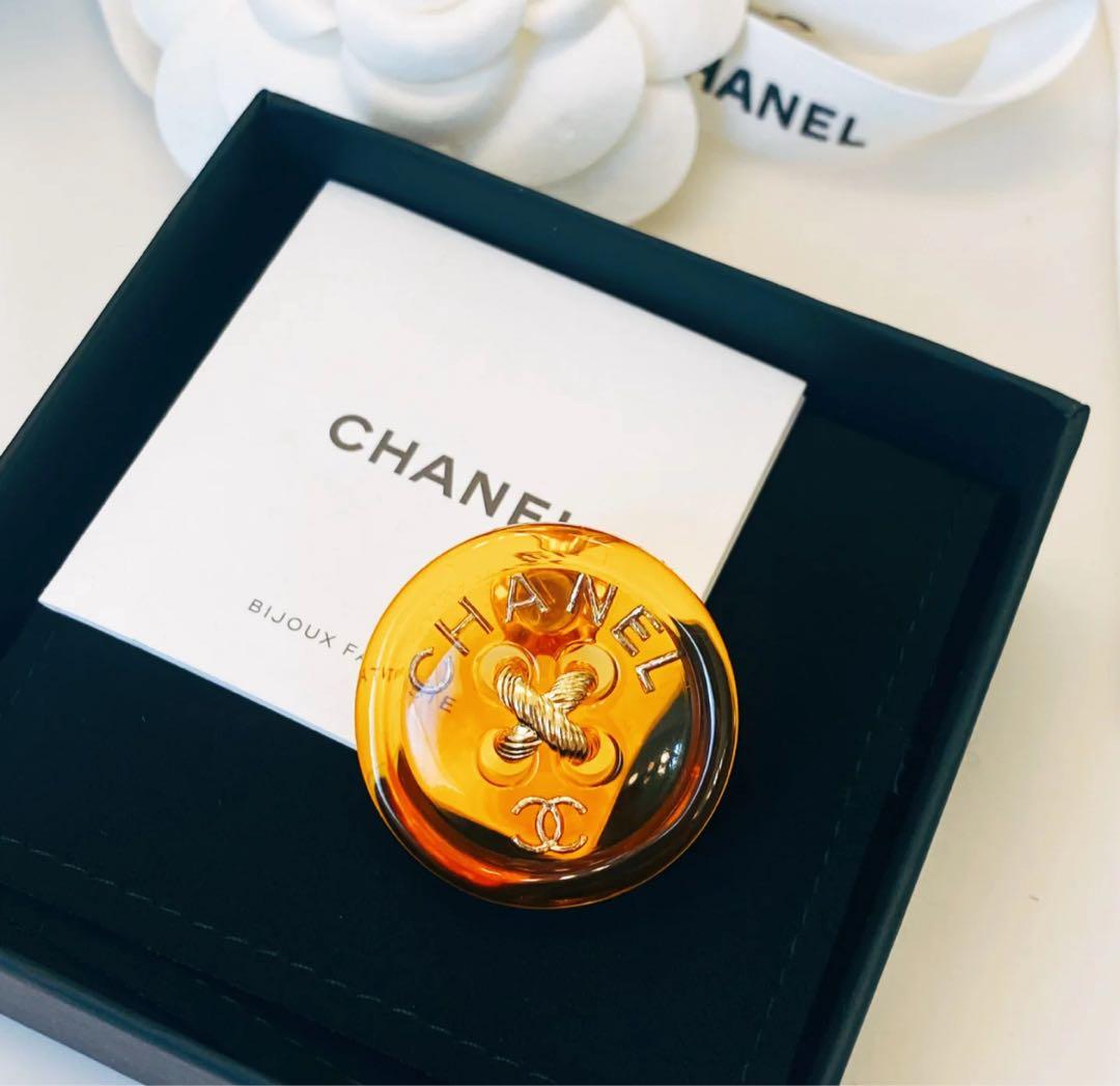 【1万円引き】CHANEL ボタン風ブローチ 新品 オレンジ 未使用 箱付き