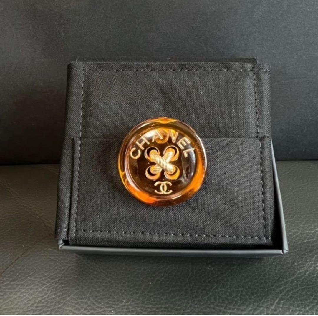 【1万円引き】CHANEL ボタン風ブローチ 新品 オレンジ 未使用 箱付き