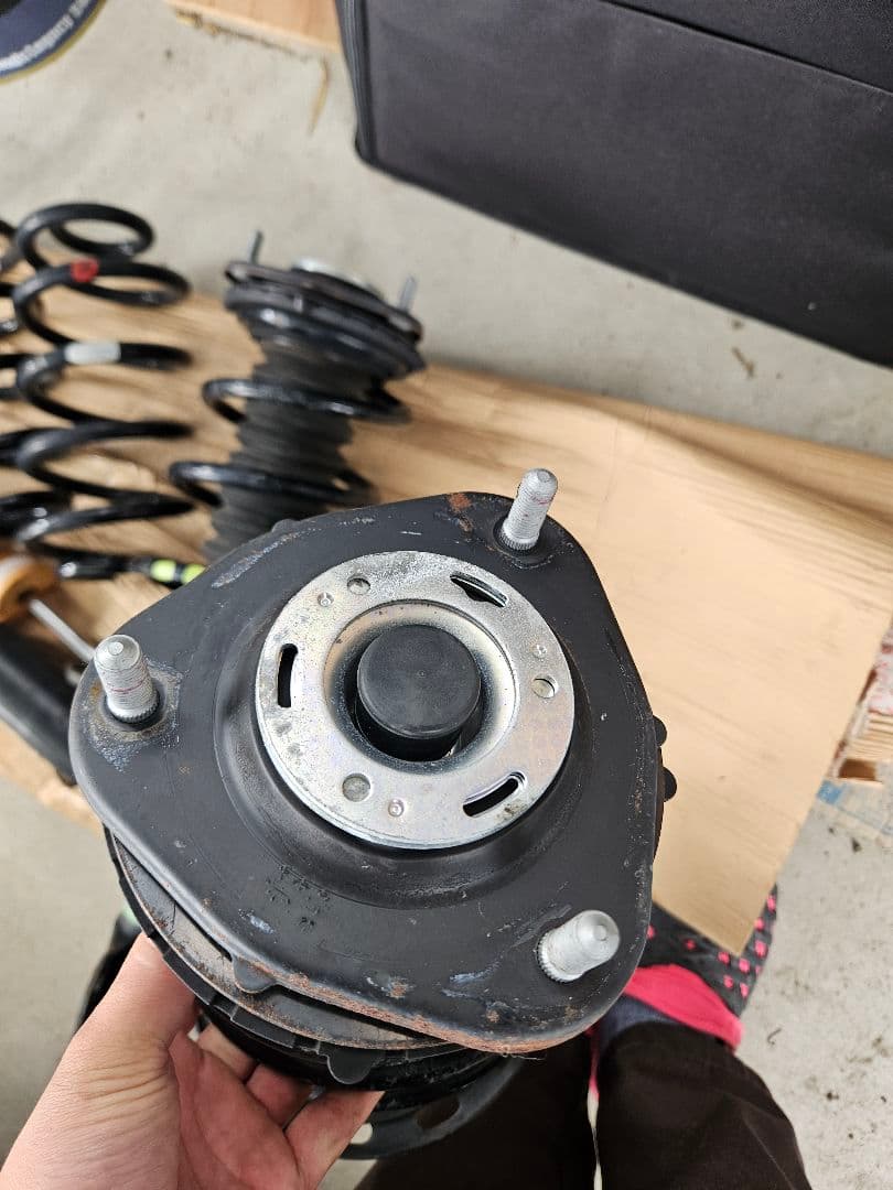 トヨタ　ノア、ヴォクシー系？サスペンション