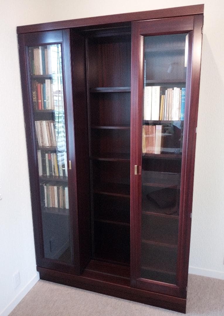 スライド式本棚　収納力にすぐれ、ガラス扉付き