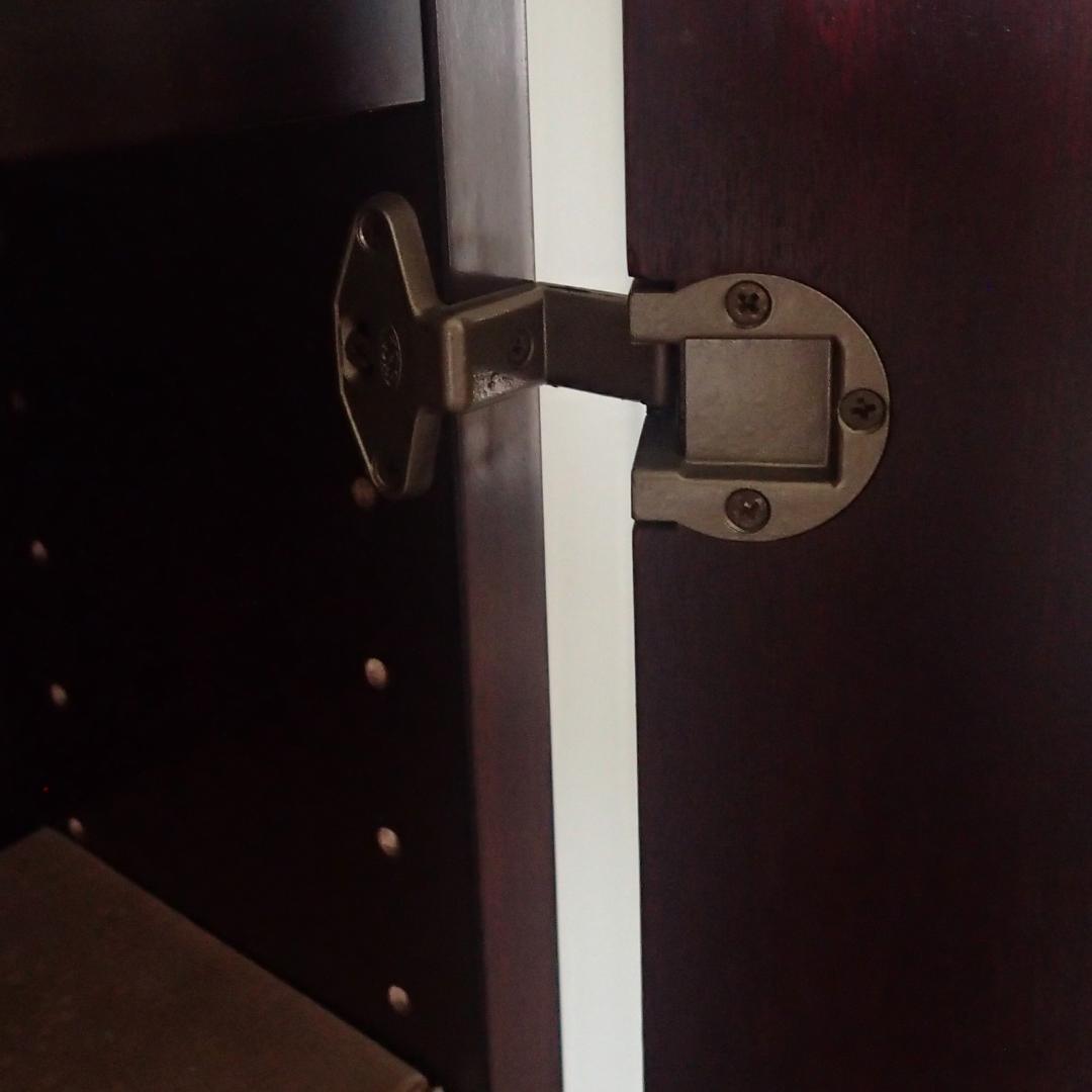 スライド式本棚　収納力にすぐれ、ガラス扉付き