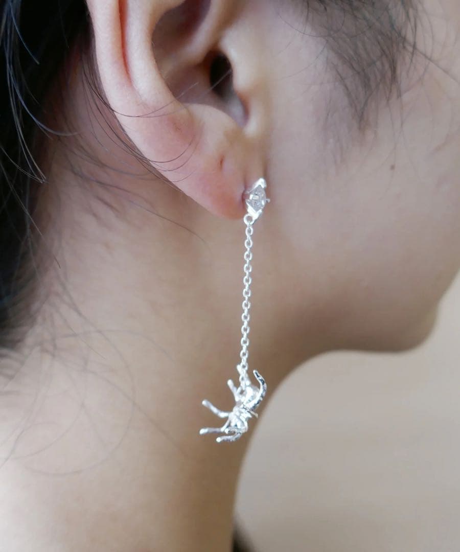 気まぐれ値下げ　極美品　e.m. 蜘蛛　くも　ピアス　0502-AP78