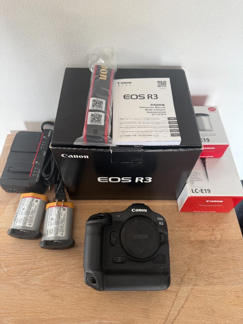 CANON EOS R3 本体　予備バッテリー×２　シャッター12000以下