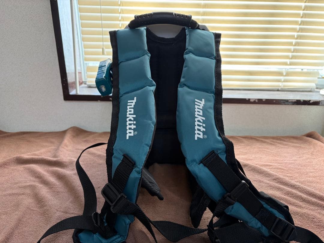 makita 充電式背負クリーナー　VC261D