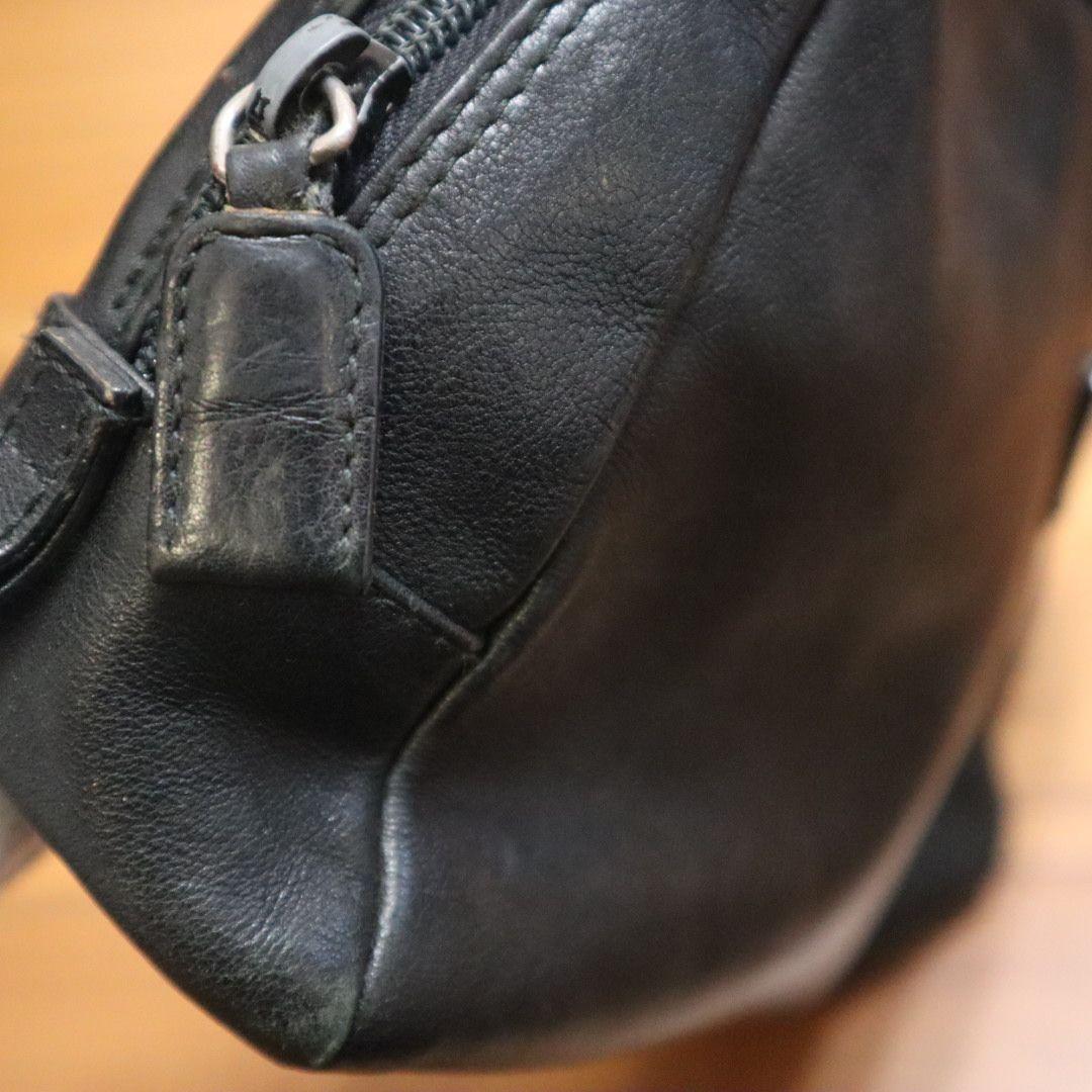 PRADA ブラックレザー ポーチ 中型　クラッチバッグ