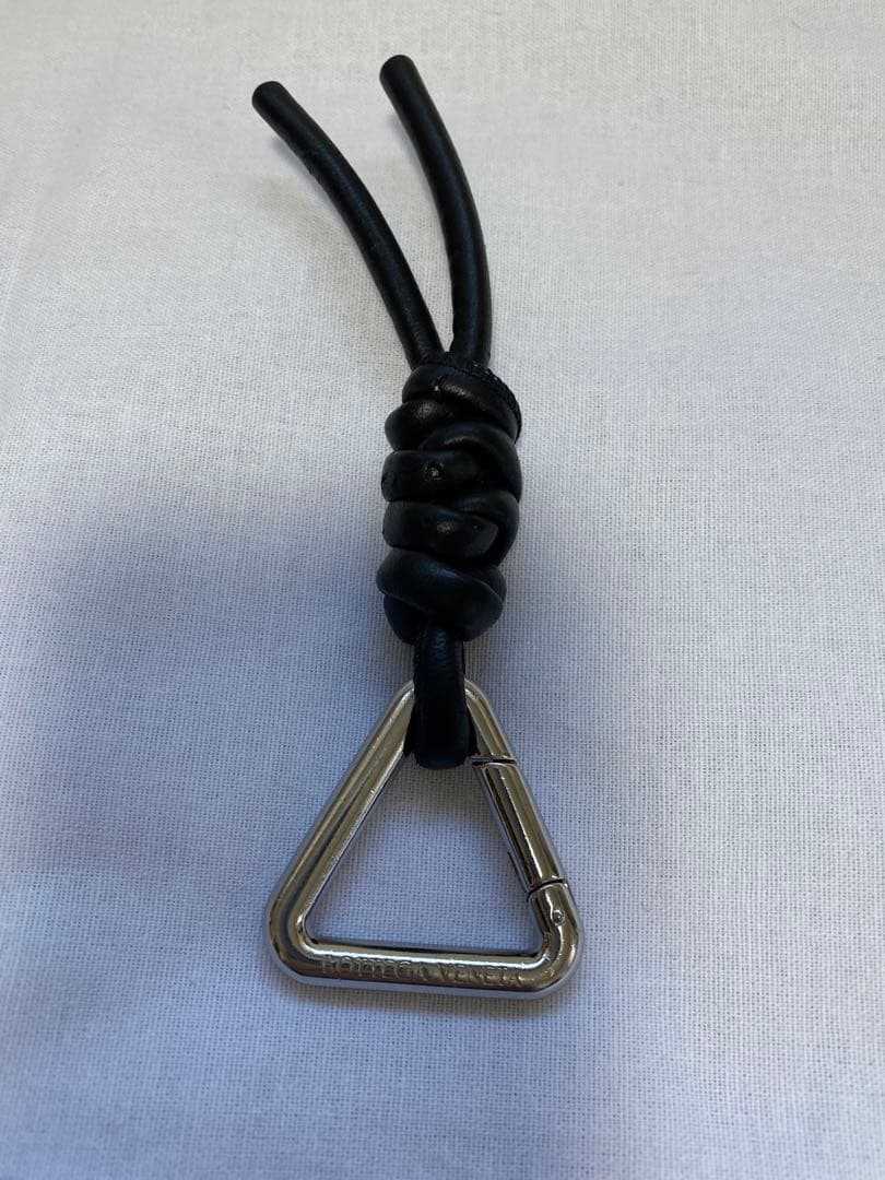 BOTTEGA VENETA 編み込みレザーキーホルダーブラック