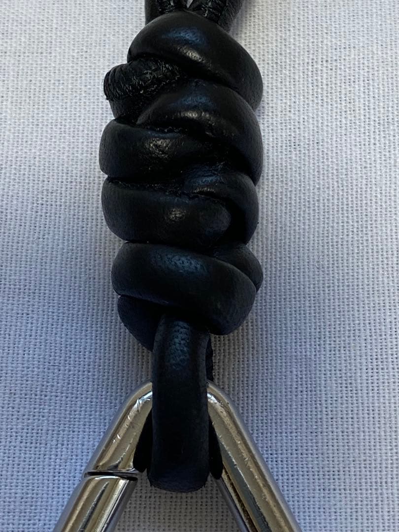 BOTTEGA VENETA 編み込みレザーキーホルダーブラック