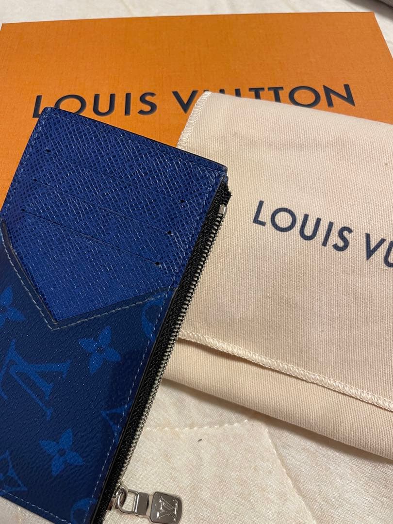 LOUIS VUITTON 青 ケース