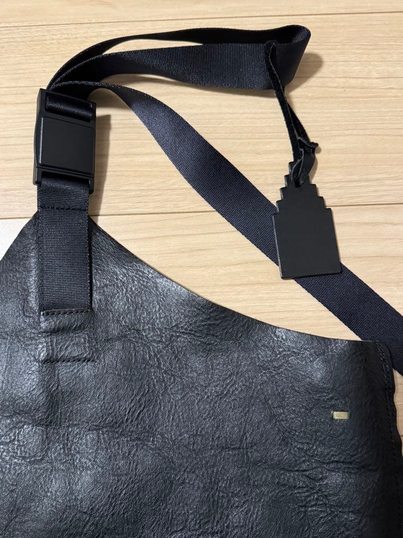 NL ニール HANS レザーワンショルダーバッグ・ブラック