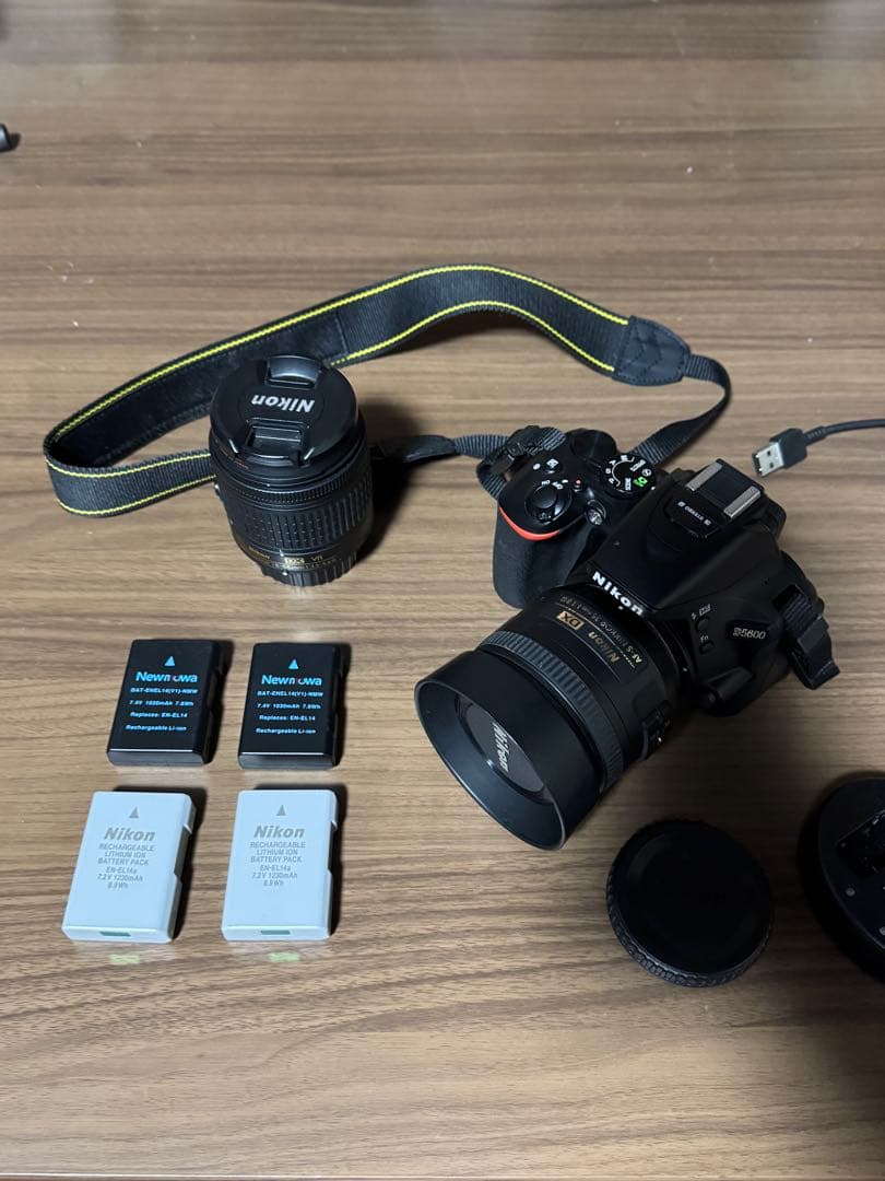 Nikon D5600 デジタル一眼レフカメラ　ズーム、単焦点レンズセット