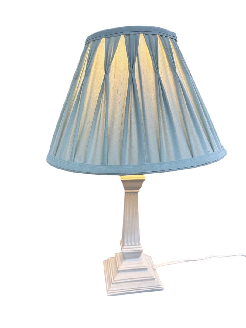 ローラアシュレイのプリーツシェード付きテーブルランプ