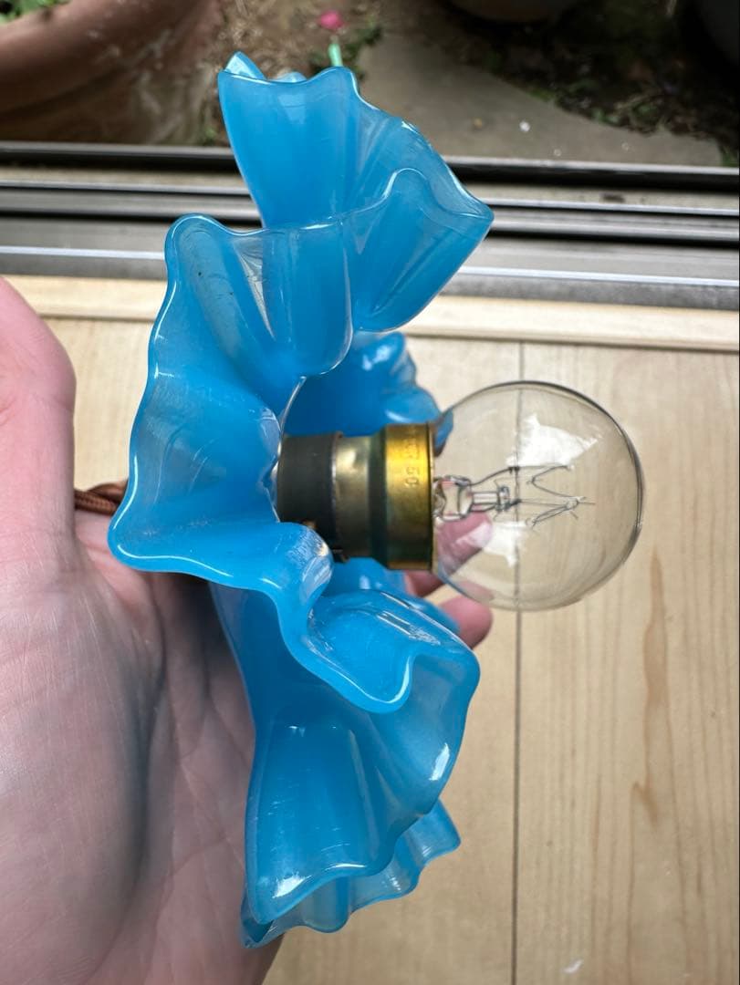 フランス アンティーク 乳白色ブルーオパリンガラスの可愛いお花アトリエランプ＊