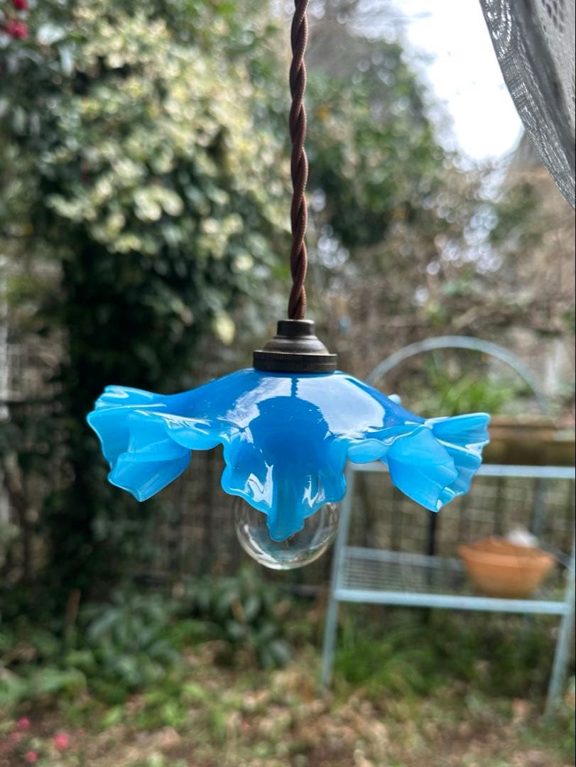 フランス アンティーク 乳白色ブルーオパリンガラスの可愛いお花アトリエランプ＊