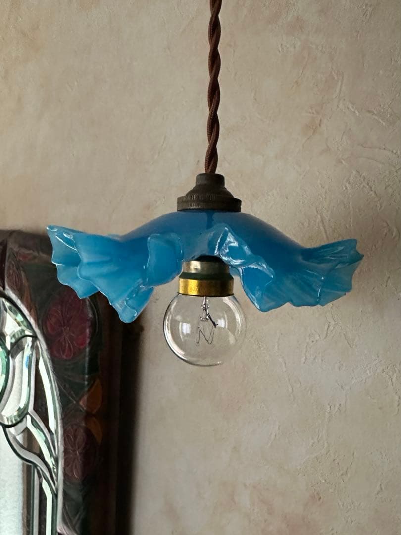 フランス アンティーク 乳白色ブルーオパリンガラスの可愛いお花アトリエランプ＊