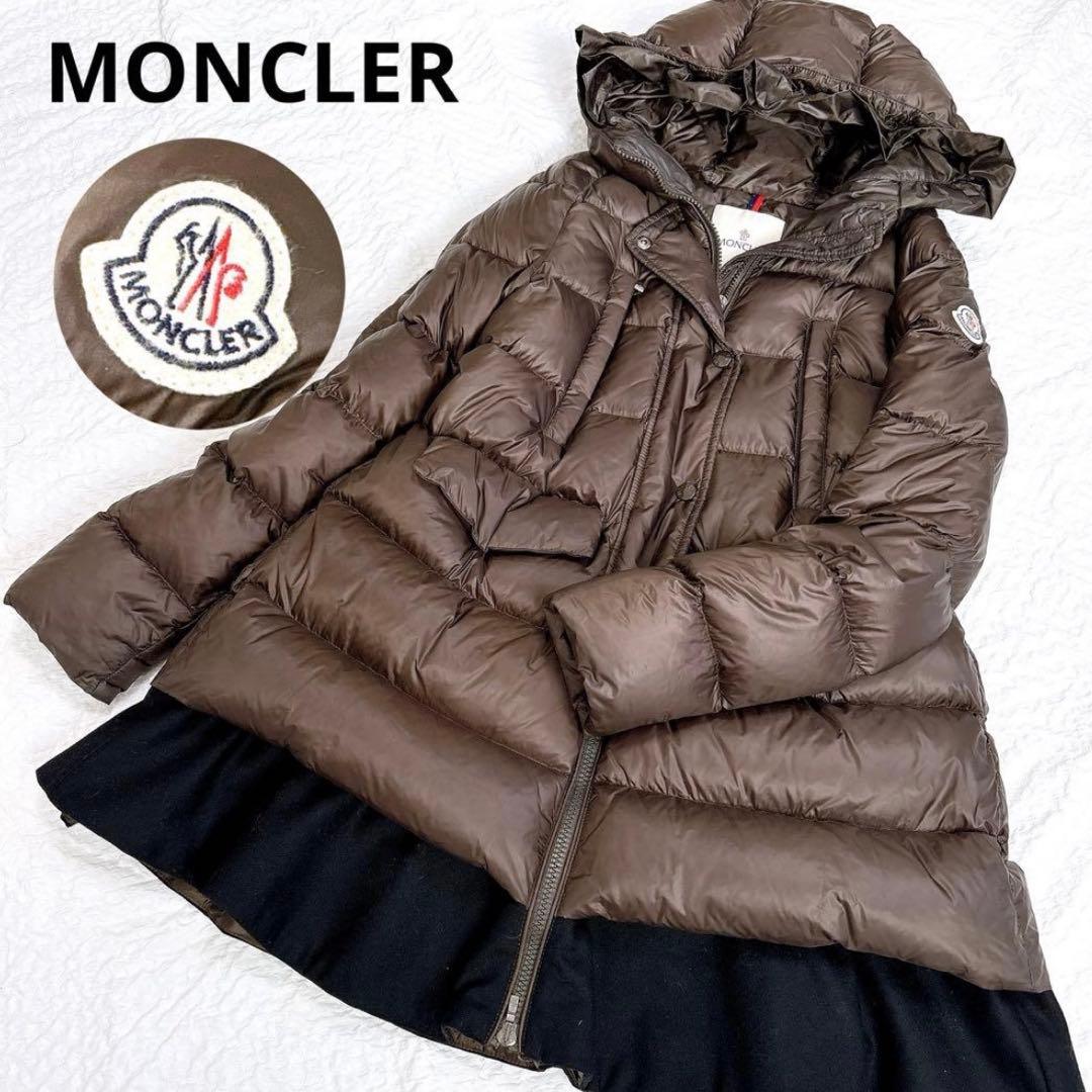 美品✨モンクレール　フリルダウンコート　フード　ペプラム　カーキ　ロゴワッペン