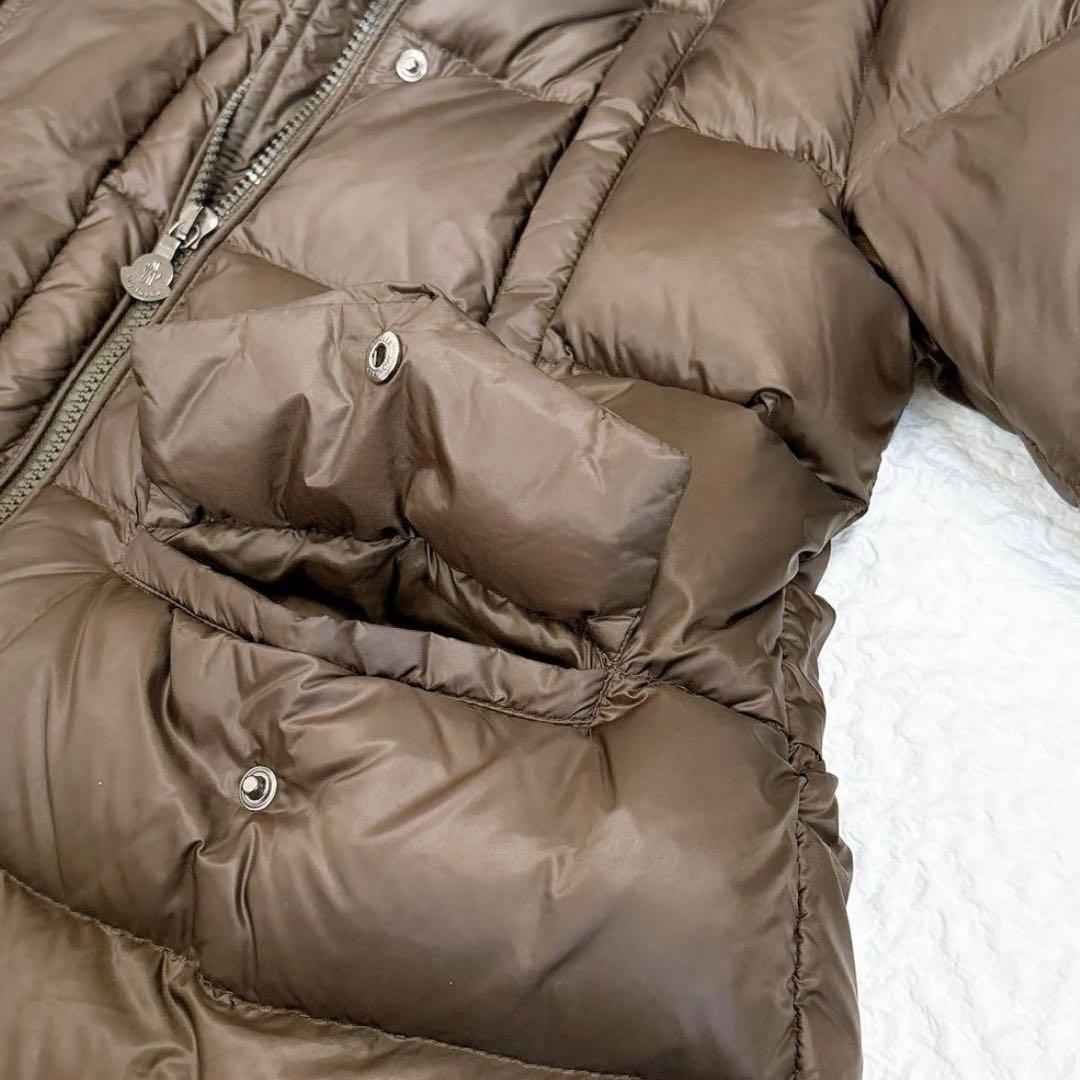 美品✨モンクレール　フリルダウンコート　フード　ペプラム　カーキ　ロゴワッペン