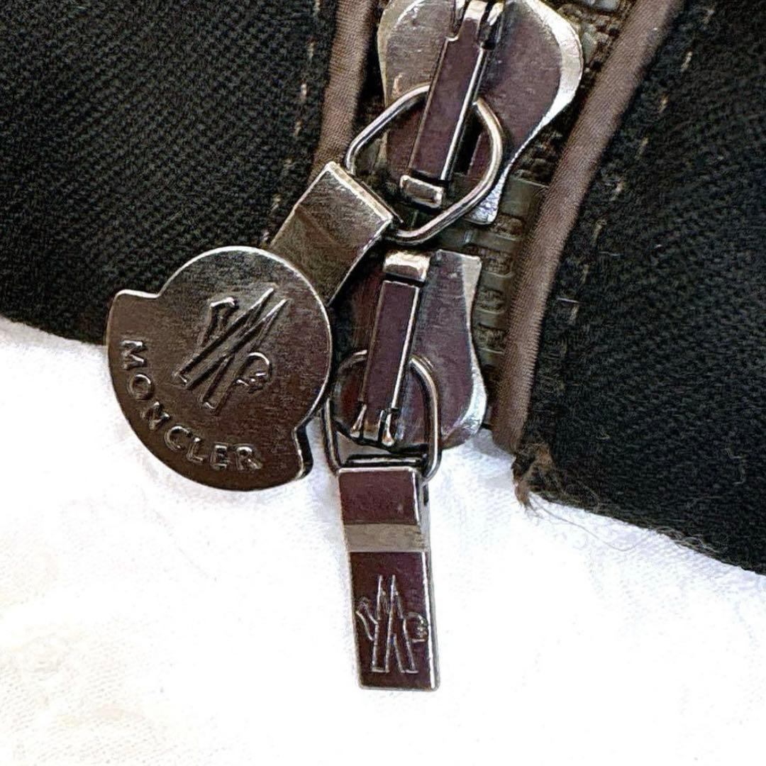 美品✨モンクレール　フリルダウンコート　フード　ペプラム　カーキ　ロゴワッペン